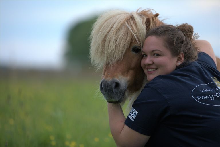 Der Pony-Club ist für Kinder ab vier Jahre.  Jedes Kind lernt bei uns den Umgang mit dem Pony - so wird das Pony zum Freund! Auf spielerische Art und Weise lernt Ihr Kind in kleinen Gruppen alles rund um das Pferd, den Umgang mit unterschiedlichen Lebewesen, Verantwortung, neue Sinne entwickeln und neue Bewegungsmöglichkeiten entdecken. Durch das meistern von kleinen und neuen Herausforderungen entwickelt sich ein stärkeres Selbstbewusstsein.  Schmusen und pfelgen, satteln und trensen, führen und geführt werden, misten und kehren, spielen und turnen, galoppieren und in der Natur ausreiten.  Das und vieles mehr gehört zu unserem Programm! 